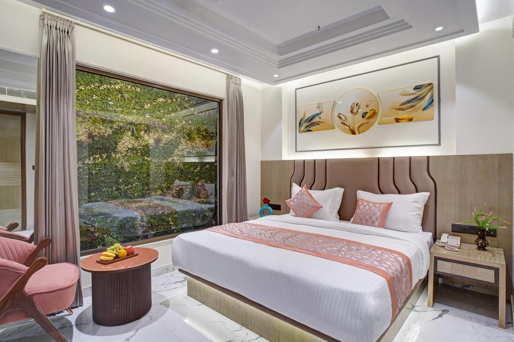 Newly Built Gold The Royal With Rooftop Restaurant - 2Mins Walk From New Delhi Rail Station & 5Mins From Connaught Place Dış mekan fotoğraf