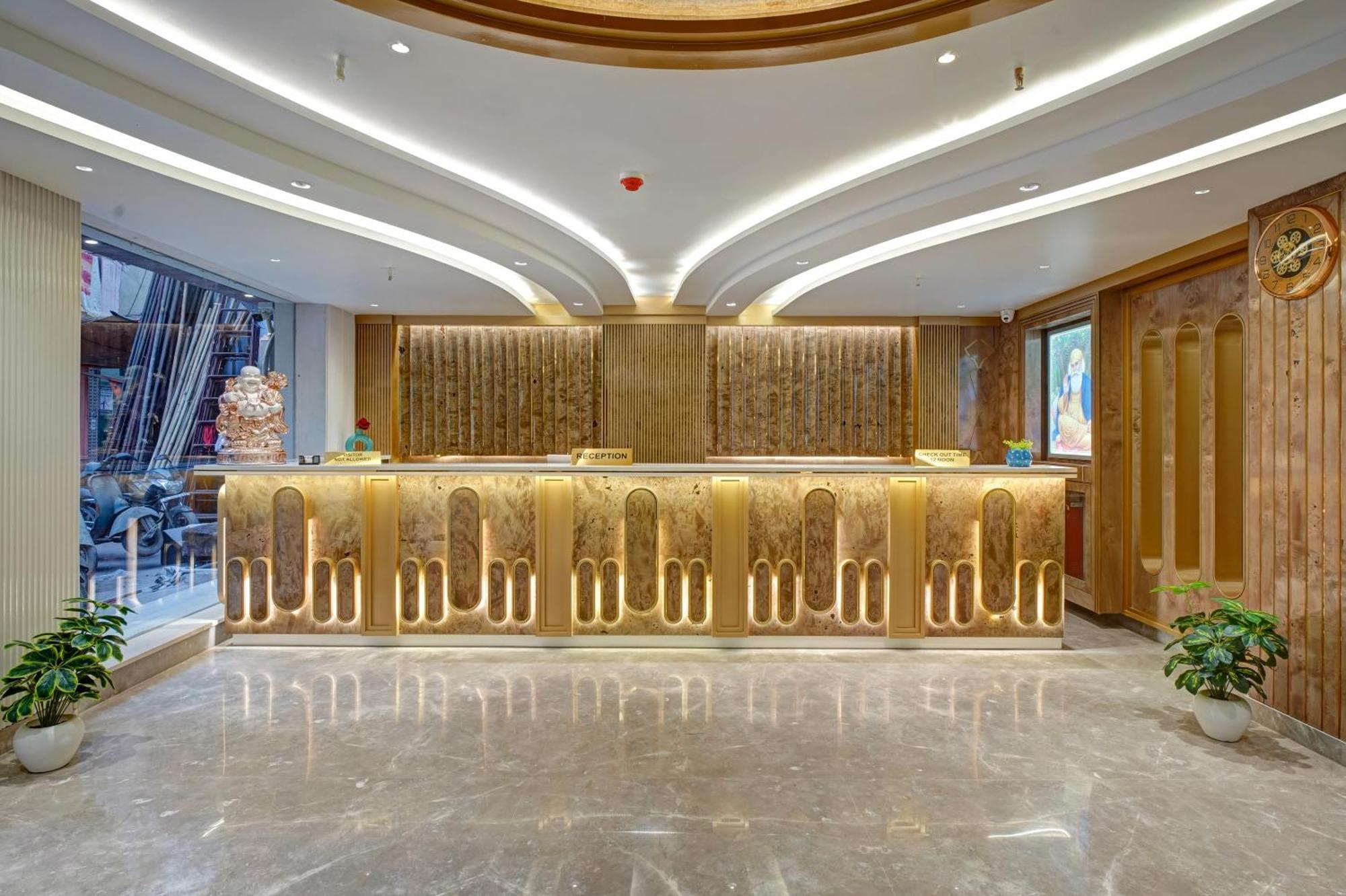 Newly Built Gold The Royal With Rooftop Restaurant - 2Mins Walk From New Delhi Rail Station & 5Mins From Connaught Place Dış mekan fotoğraf