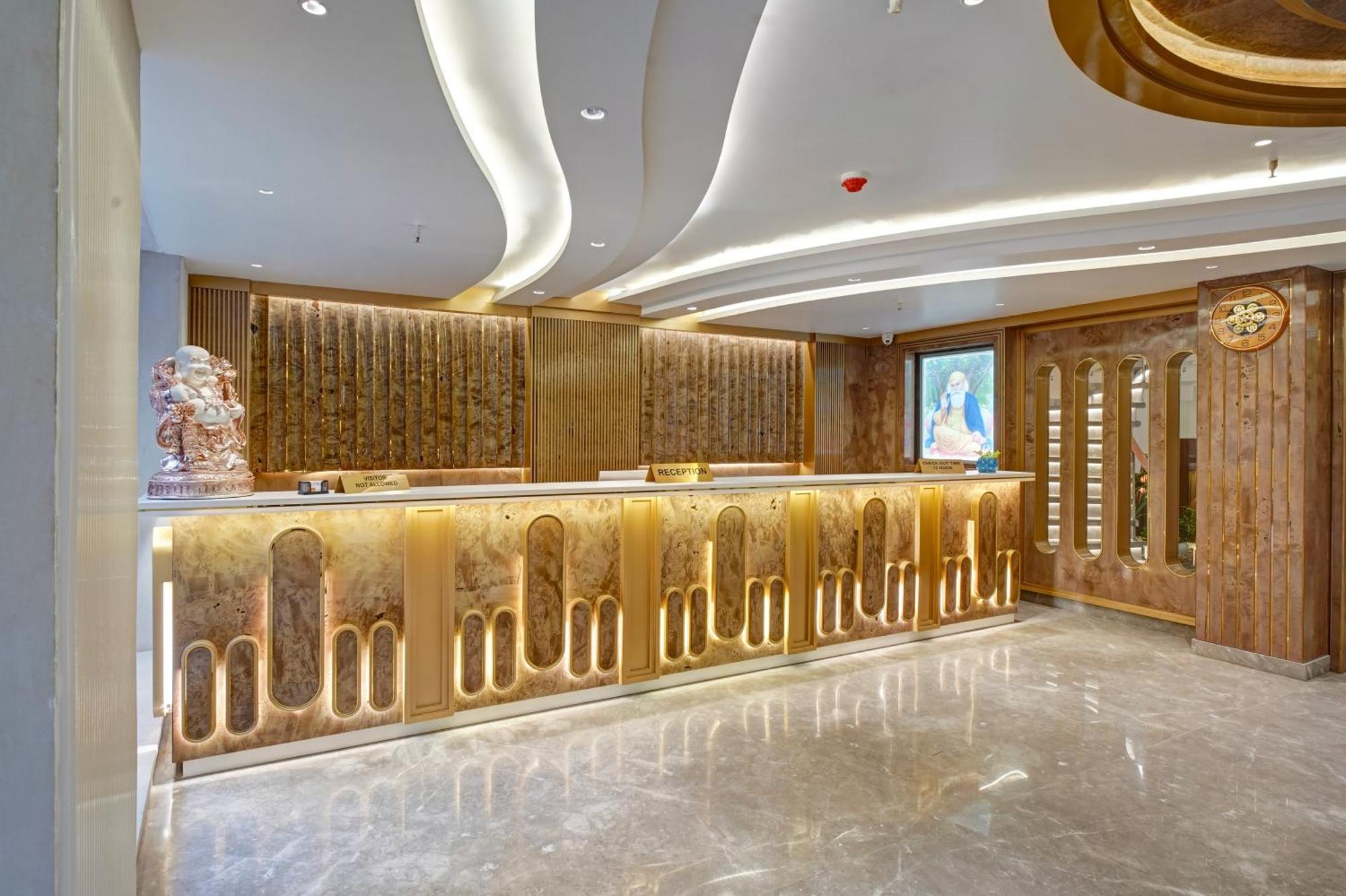Newly Built Gold The Royal With Rooftop Restaurant - 2Mins Walk From New Delhi Rail Station & 5Mins From Connaught Place Dış mekan fotoğraf