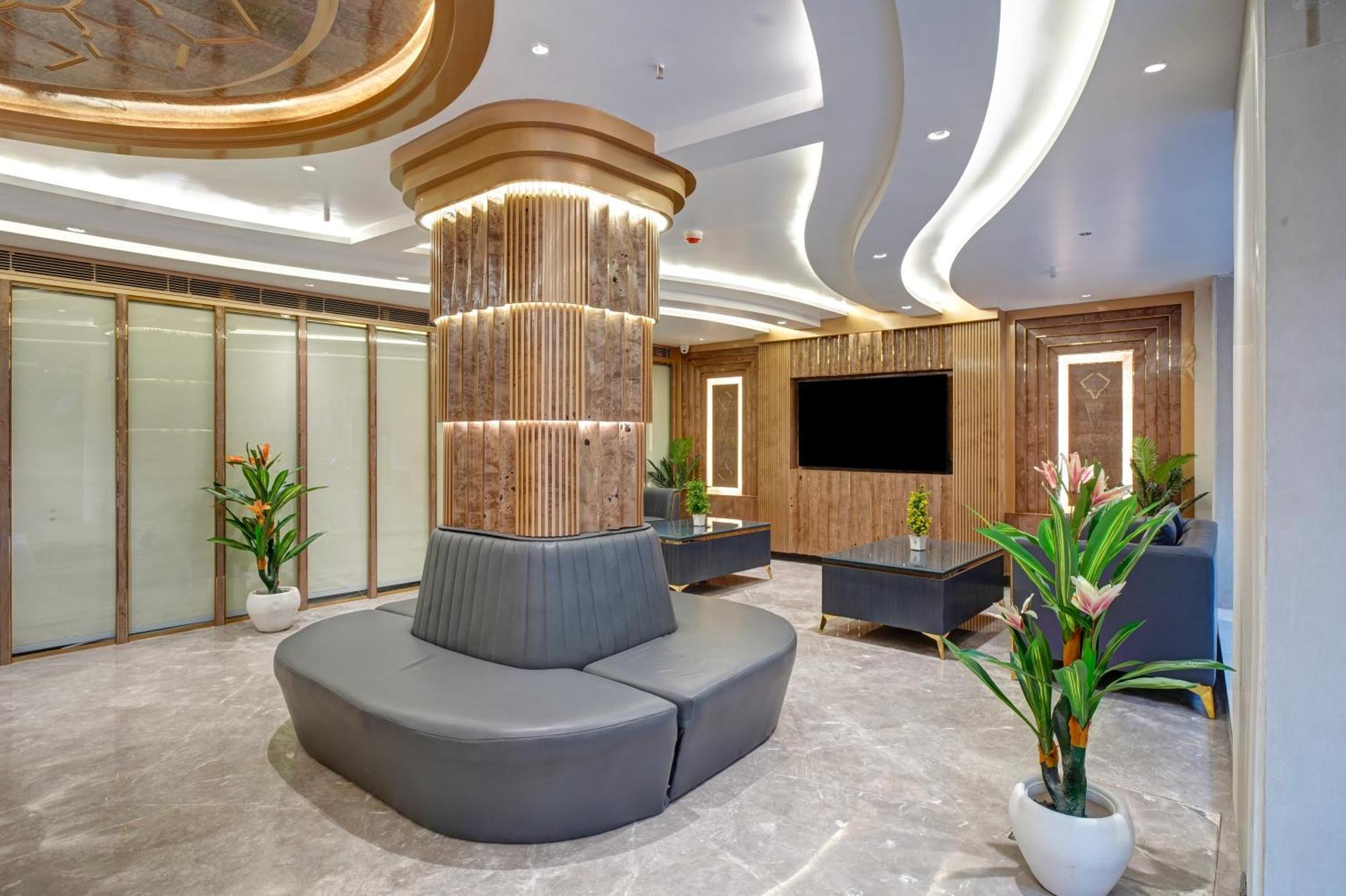Newly Built Gold The Royal With Rooftop Restaurant - 2Mins Walk From New Delhi Rail Station & 5Mins From Connaught Place Dış mekan fotoğraf