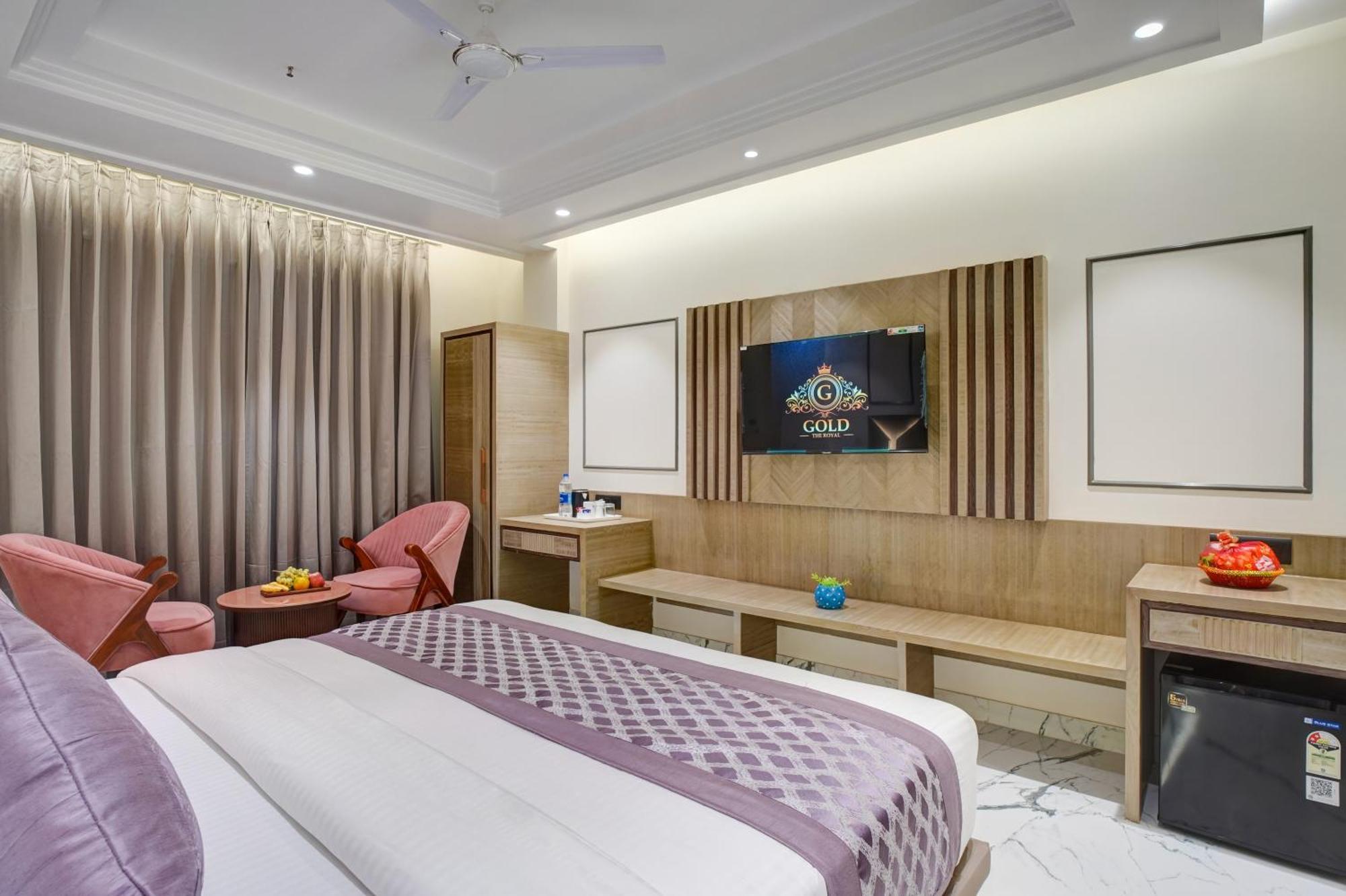 Newly Built Gold The Royal With Rooftop Restaurant - 2Mins Walk From New Delhi Rail Station & 5Mins From Connaught Place Dış mekan fotoğraf