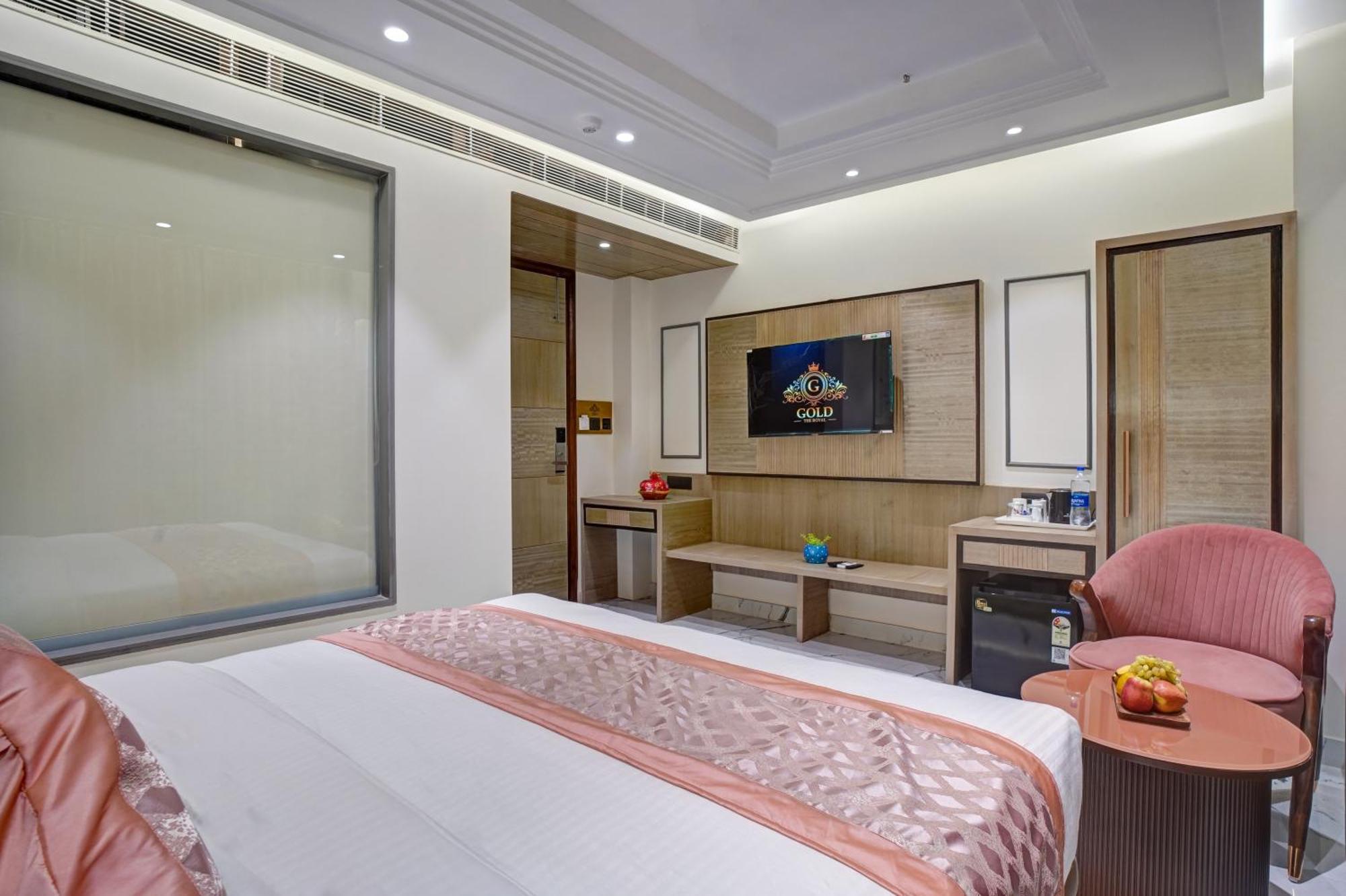 Newly Built Gold The Royal With Rooftop Restaurant - 2Mins Walk From New Delhi Rail Station & 5Mins From Connaught Place Dış mekan fotoğraf