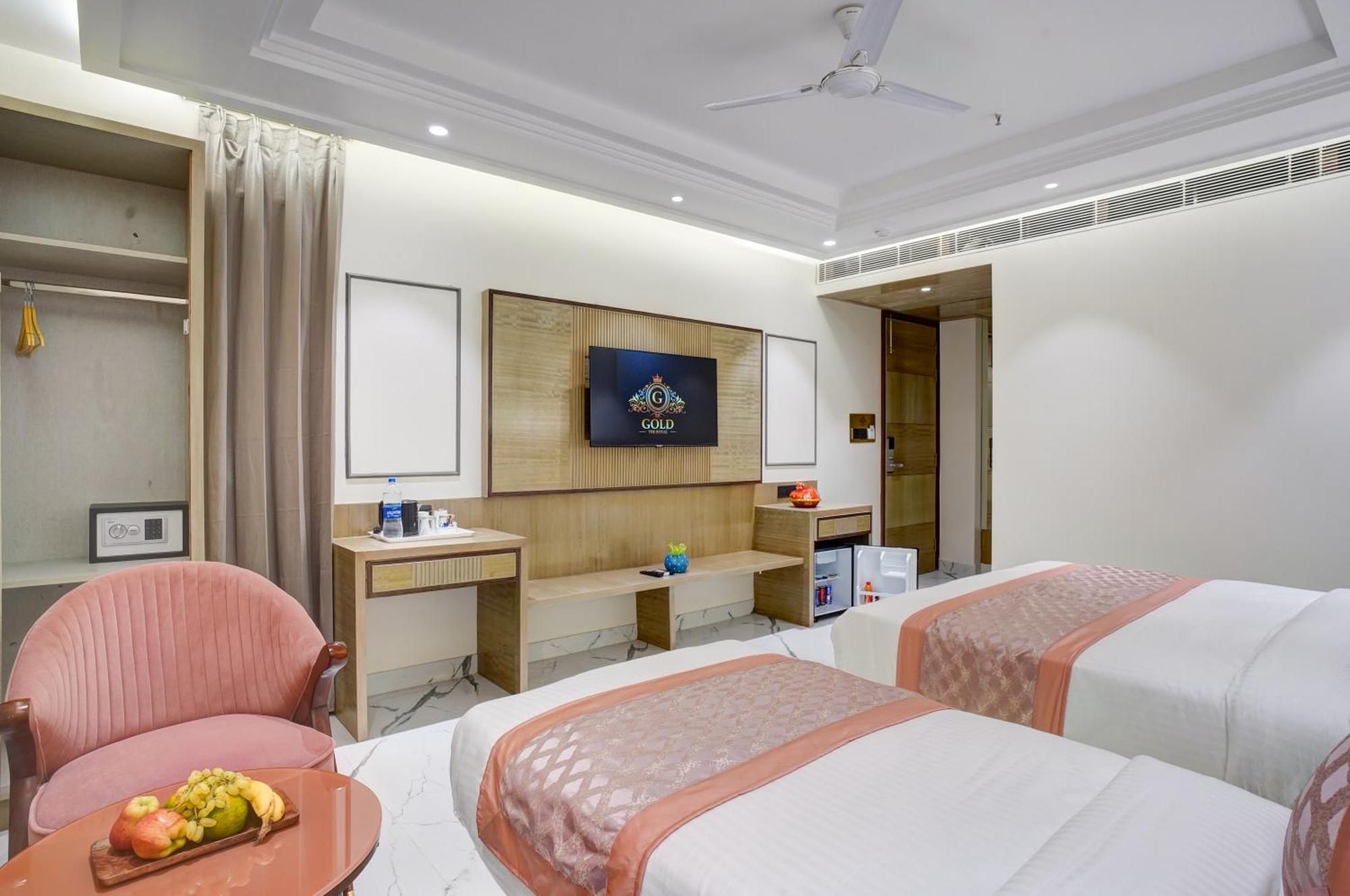 Newly Built Gold The Royal With Rooftop Restaurant - 2Mins Walk From New Delhi Rail Station & 5Mins From Connaught Place Dış mekan fotoğraf