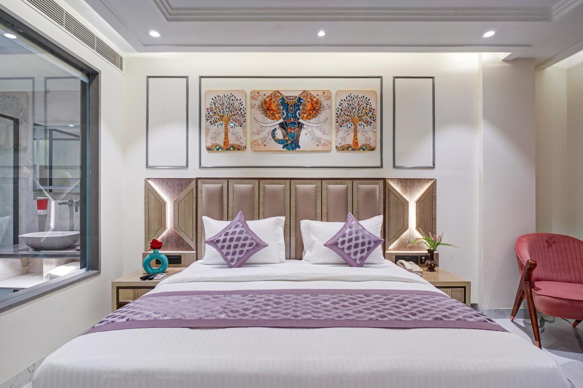 Newly Built Gold The Royal With Rooftop Restaurant - 2Mins Walk From New Delhi Rail Station & 5Mins From Connaught Place Dış mekan fotoğraf