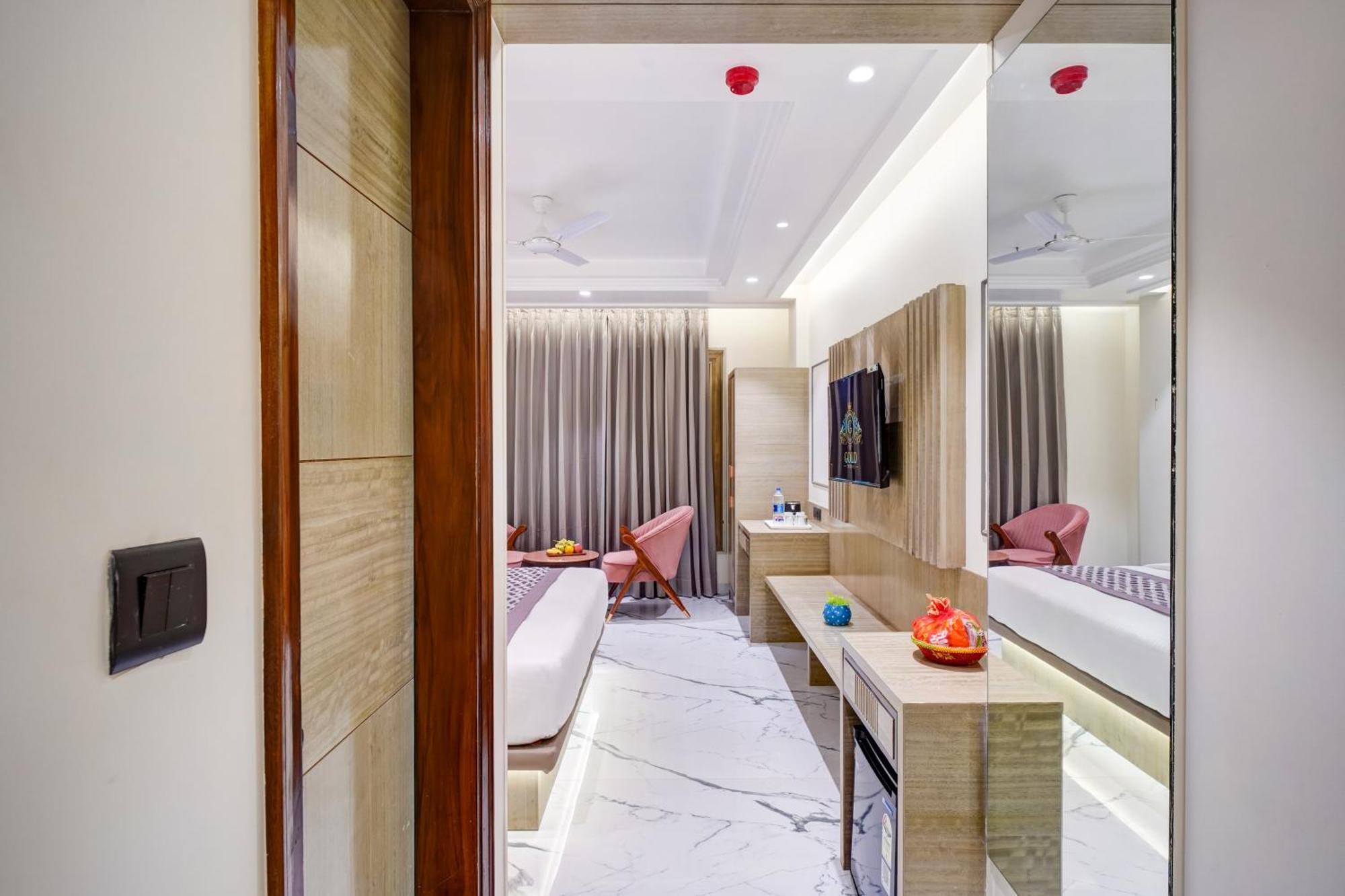 Newly Built Gold The Royal With Rooftop Restaurant - 2Mins Walk From New Delhi Rail Station & 5Mins From Connaught Place Dış mekan fotoğraf