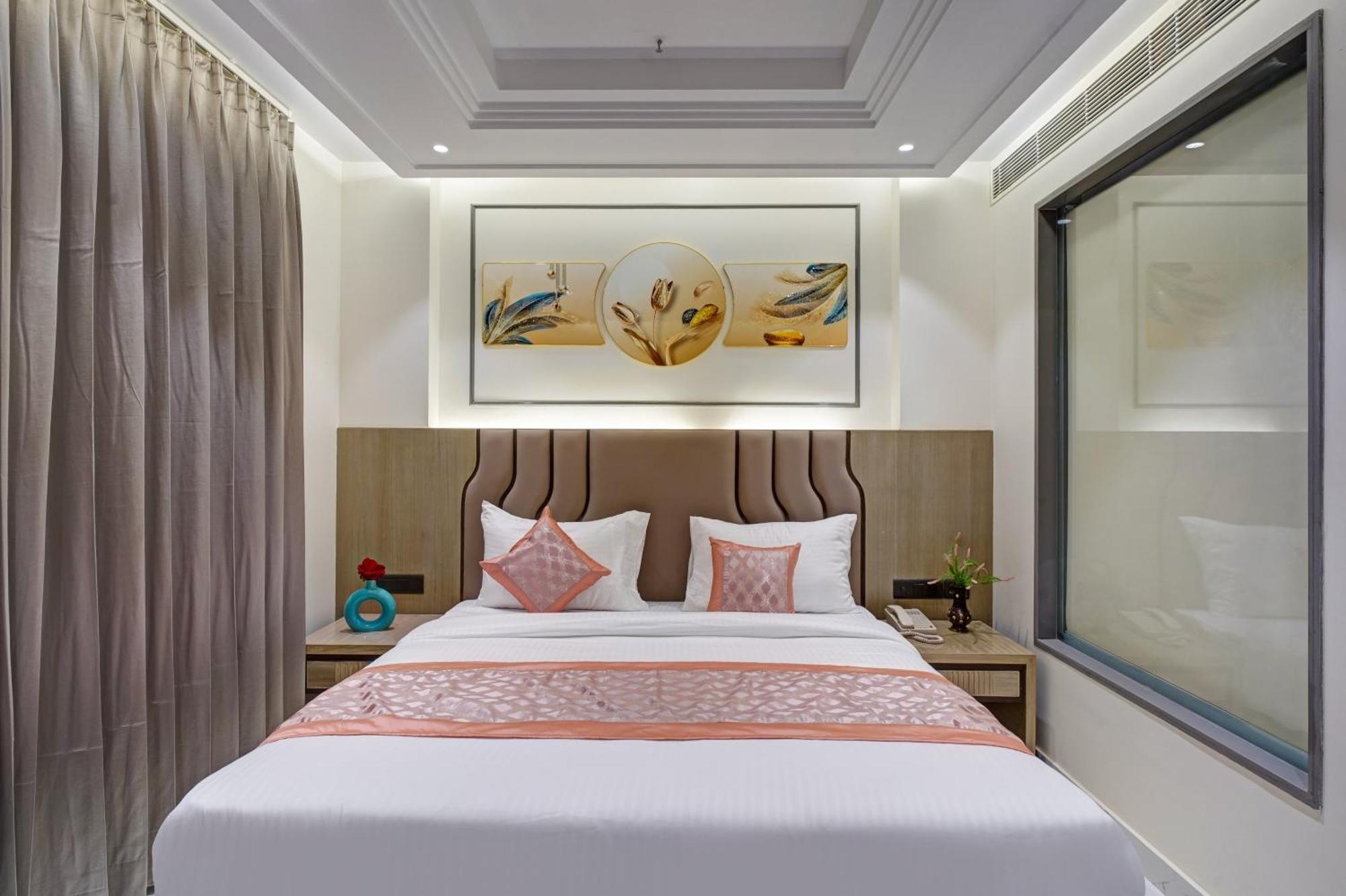 Newly Built Gold The Royal With Rooftop Restaurant - 2Mins Walk From New Delhi Rail Station & 5Mins From Connaught Place Dış mekan fotoğraf
