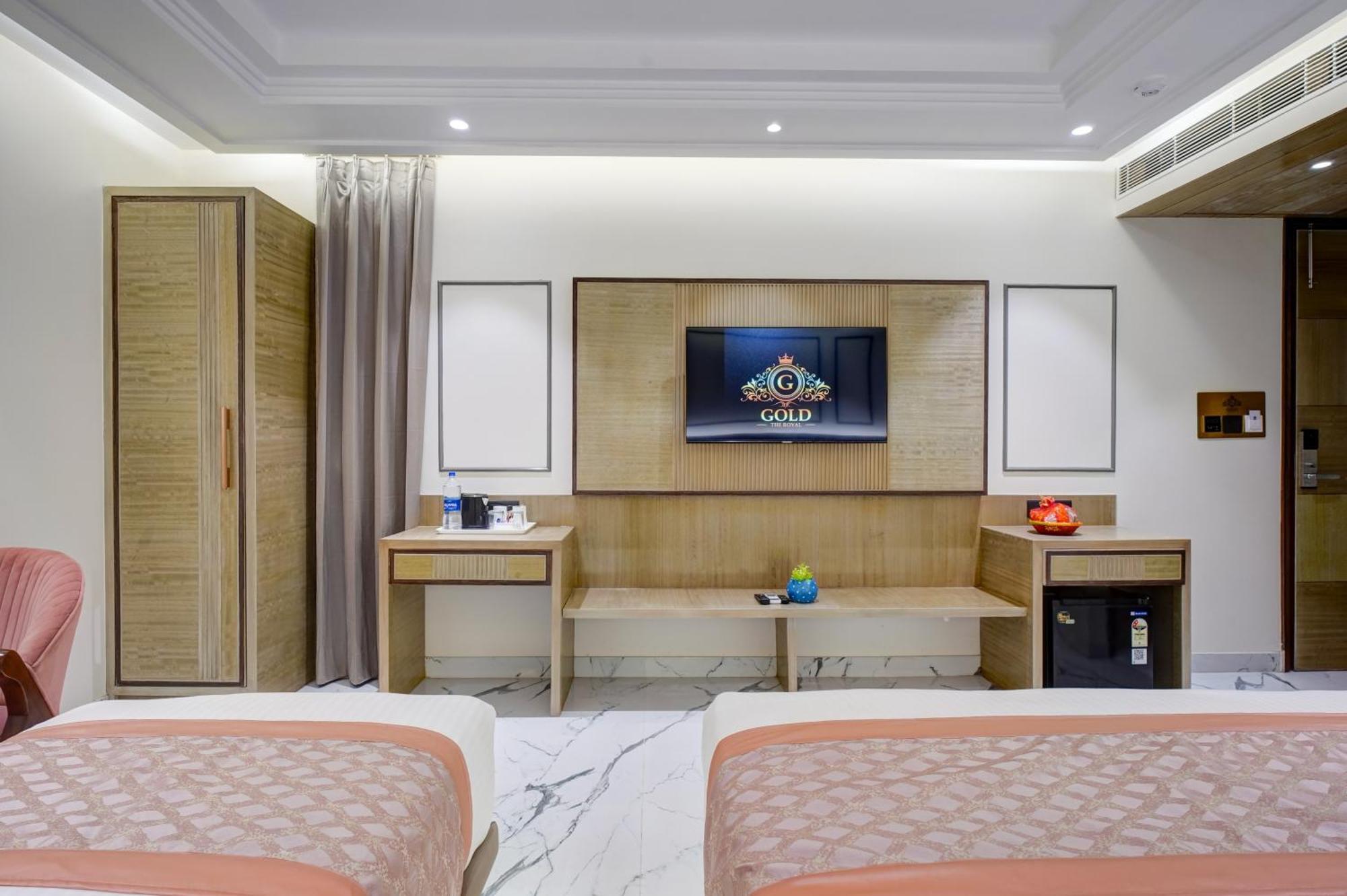 Newly Built Gold The Royal With Rooftop Restaurant - 2Mins Walk From New Delhi Rail Station & 5Mins From Connaught Place Dış mekan fotoğraf