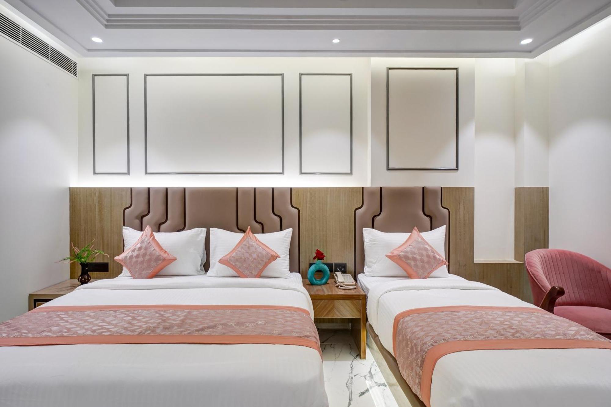 Newly Built Gold The Royal With Rooftop Restaurant - 2Mins Walk From New Delhi Rail Station & 5Mins From Connaught Place Dış mekan fotoğraf