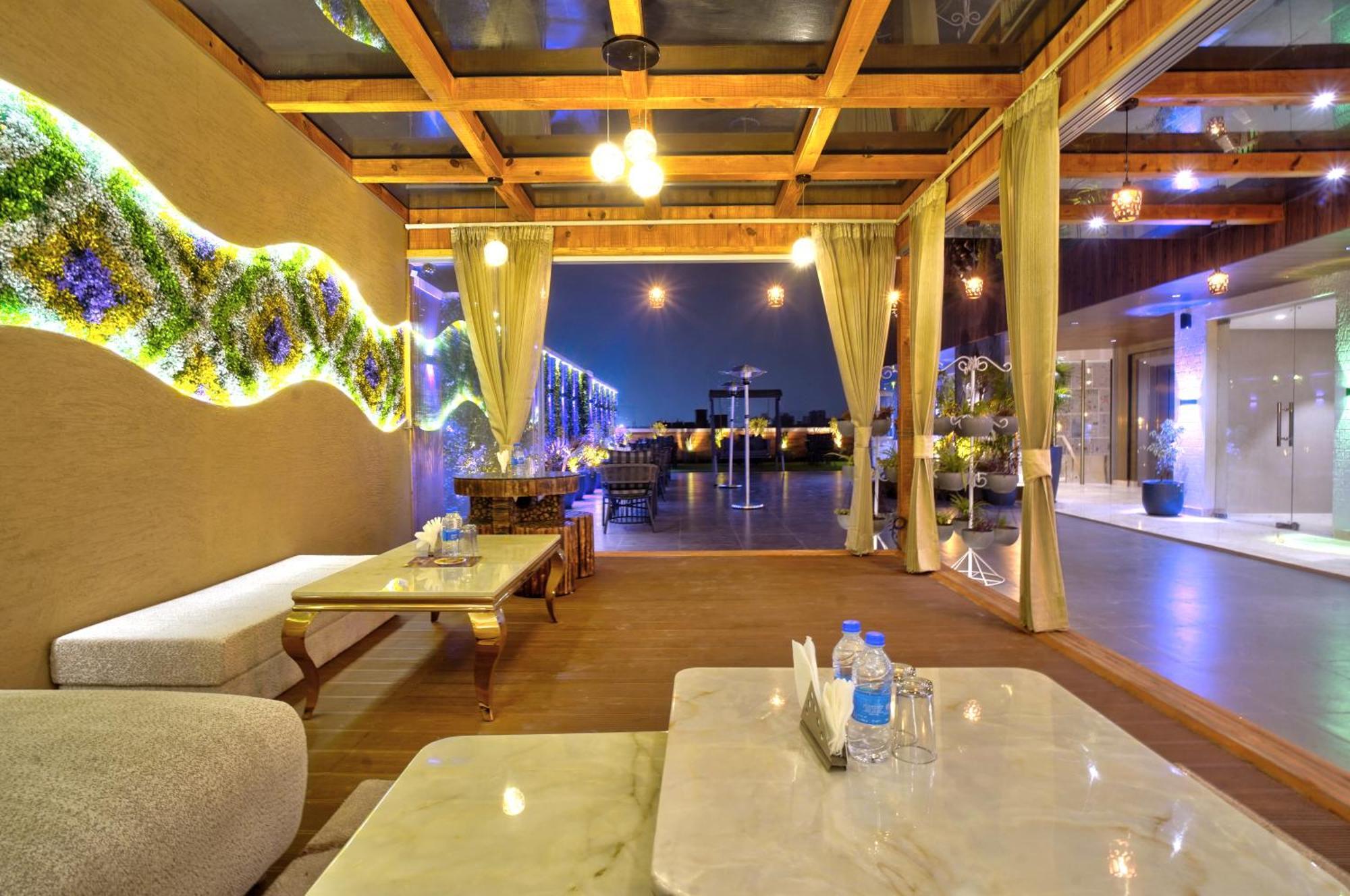 Newly Built Gold The Royal With Rooftop Restaurant - 2Mins Walk From New Delhi Rail Station & 5Mins From Connaught Place Dış mekan fotoğraf