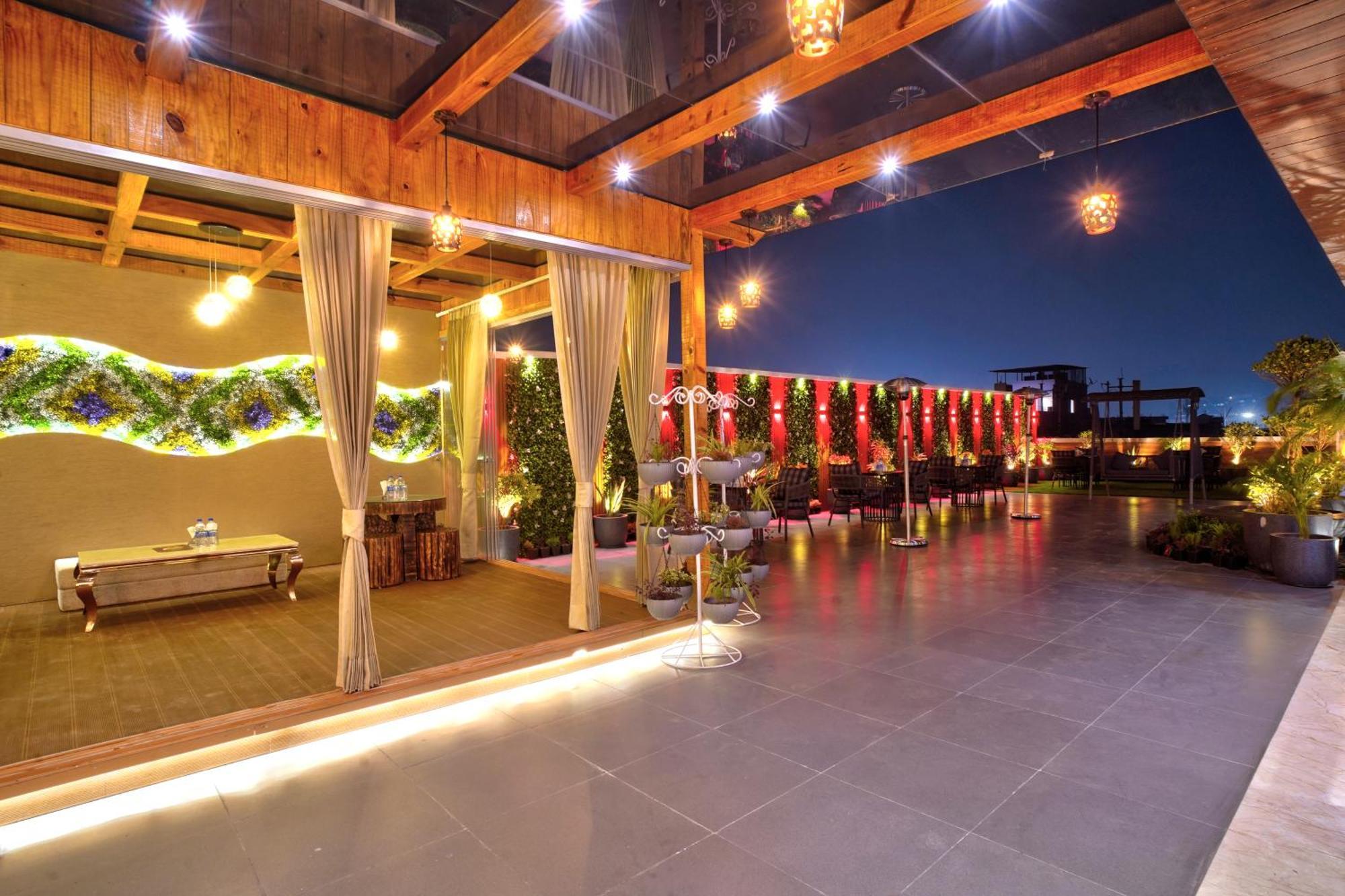 Newly Built Gold The Royal With Rooftop Restaurant - 2Mins Walk From New Delhi Rail Station & 5Mins From Connaught Place Dış mekan fotoğraf