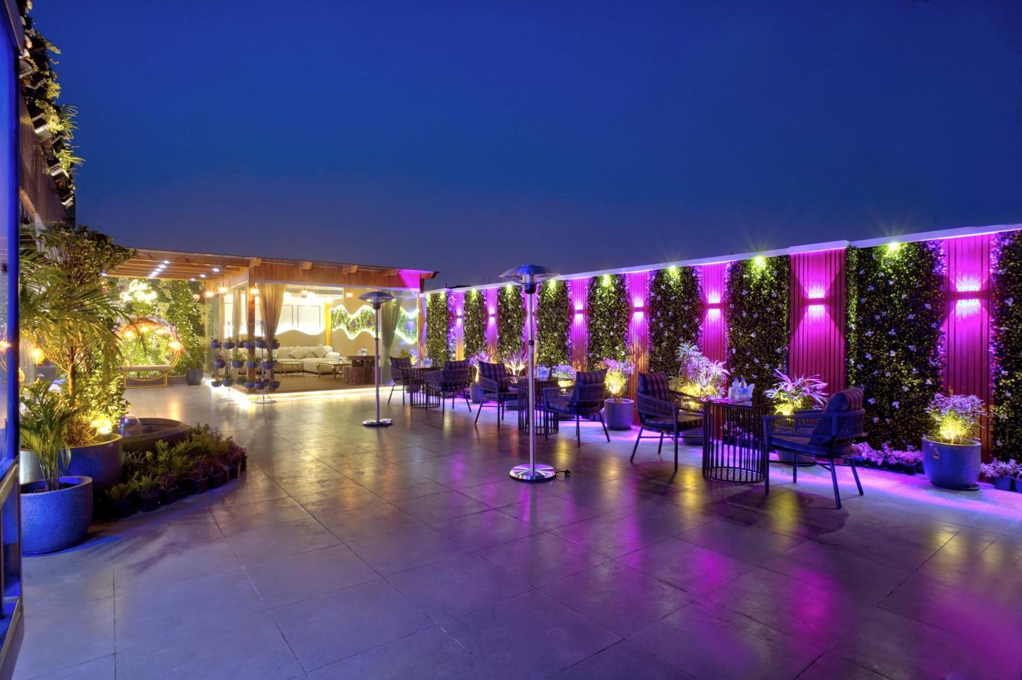 Newly Built Gold The Royal With Rooftop Restaurant - 2Mins Walk From New Delhi Rail Station & 5Mins From Connaught Place Dış mekan fotoğraf
