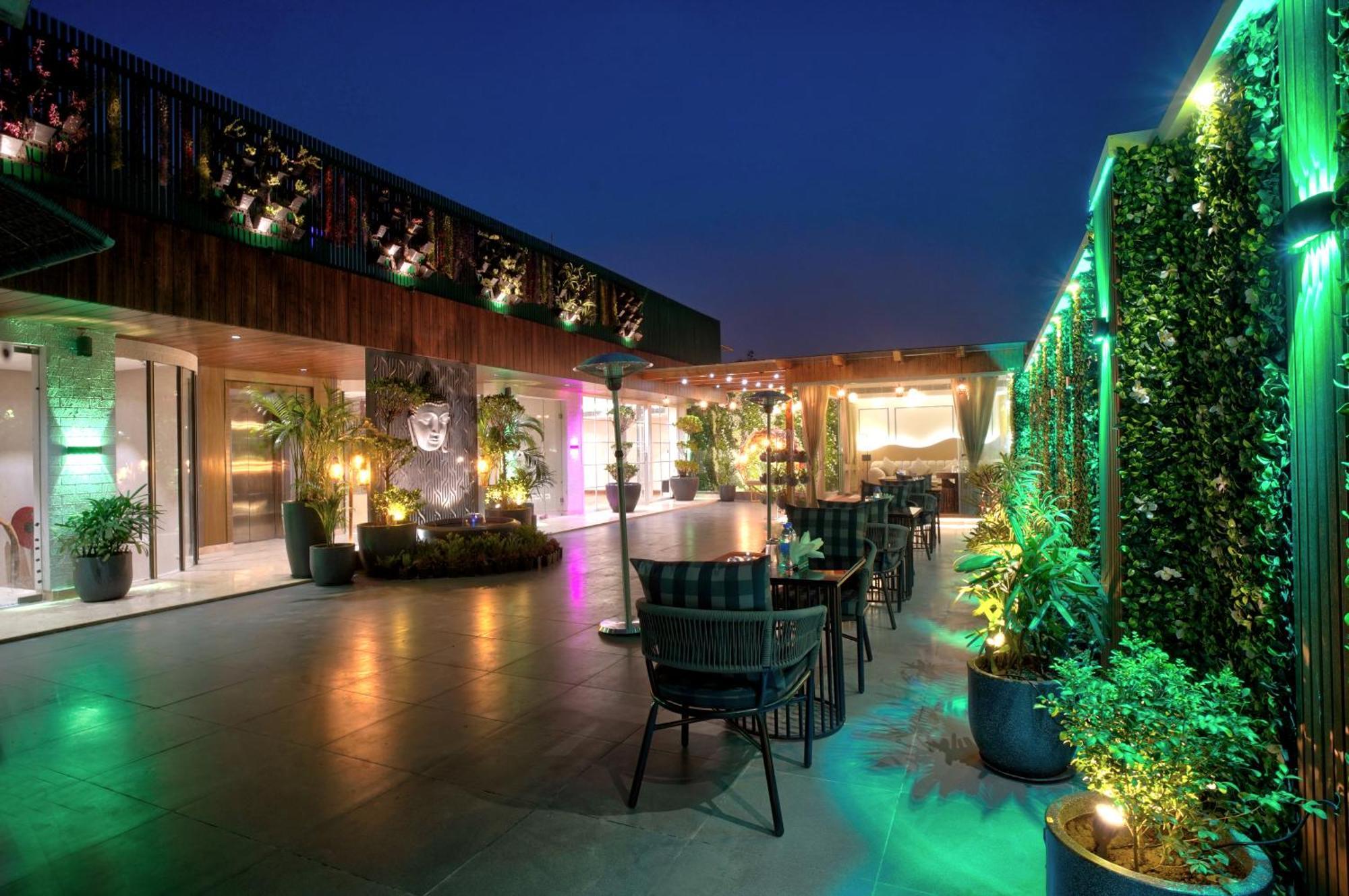 Newly Built Gold The Royal With Rooftop Restaurant - 2Mins Walk From New Delhi Rail Station & 5Mins From Connaught Place Dış mekan fotoğraf