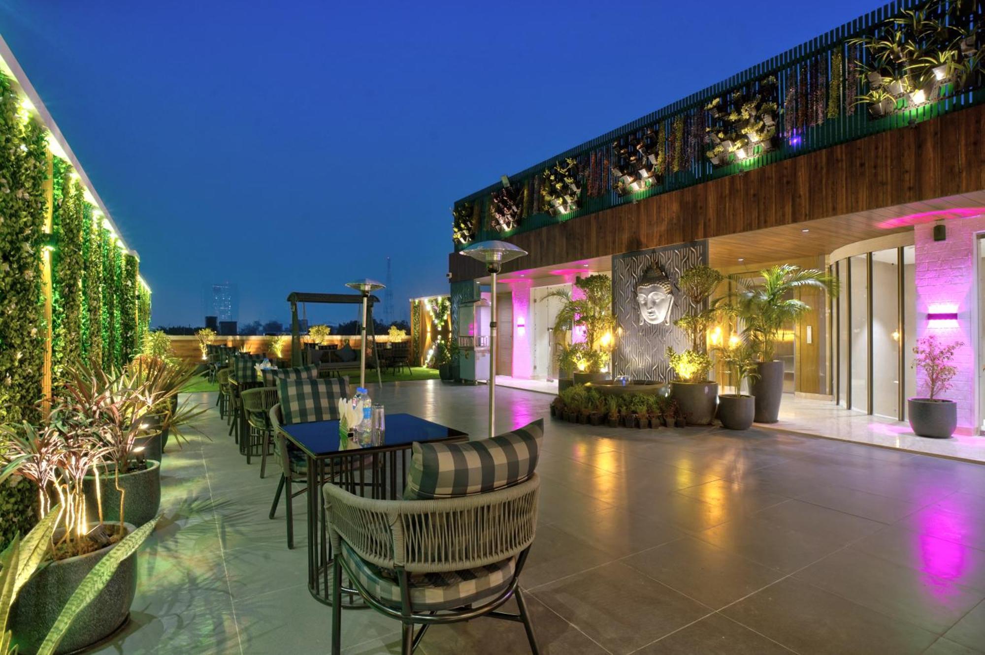 Newly Built Gold The Royal With Rooftop Restaurant - 2Mins Walk From New Delhi Rail Station & 5Mins From Connaught Place Dış mekan fotoğraf