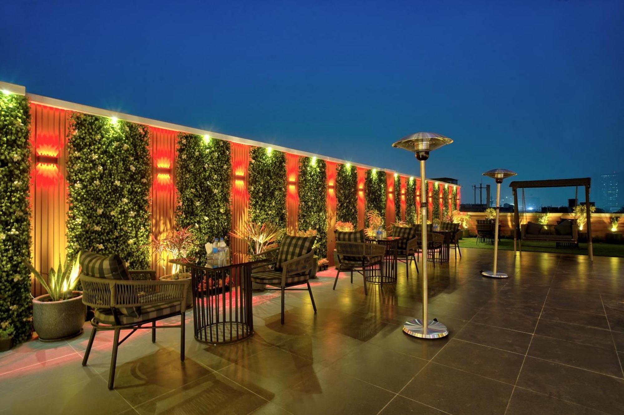 Newly Built Gold The Royal With Rooftop Restaurant - 2Mins Walk From New Delhi Rail Station & 5Mins From Connaught Place Dış mekan fotoğraf
