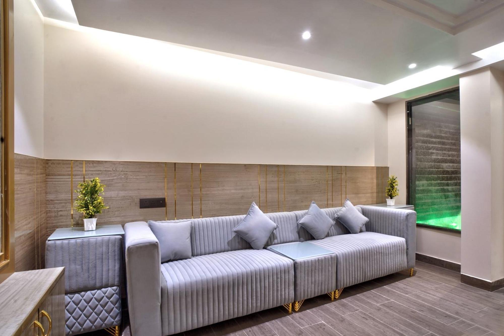 Newly Built Gold The Royal With Rooftop Restaurant - 2Mins Walk From New Delhi Rail Station & 5Mins From Connaught Place Dış mekan fotoğraf