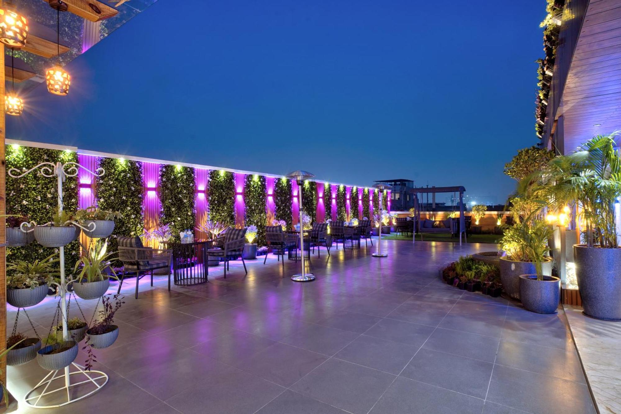 Newly Built Gold The Royal With Rooftop Restaurant - 2Mins Walk From New Delhi Rail Station & 5Mins From Connaught Place Dış mekan fotoğraf