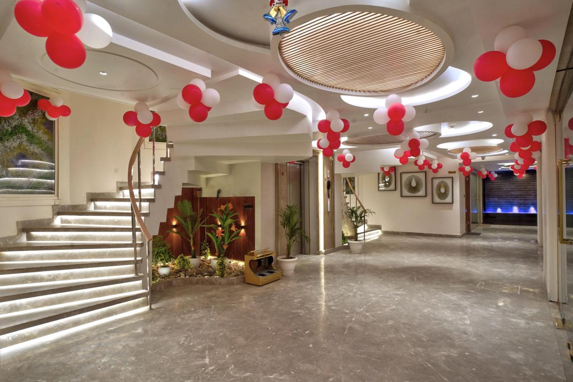 Newly Built Gold The Royal With Rooftop Restaurant - 2Mins Walk From New Delhi Rail Station & 5Mins From Connaught Place Dış mekan fotoğraf