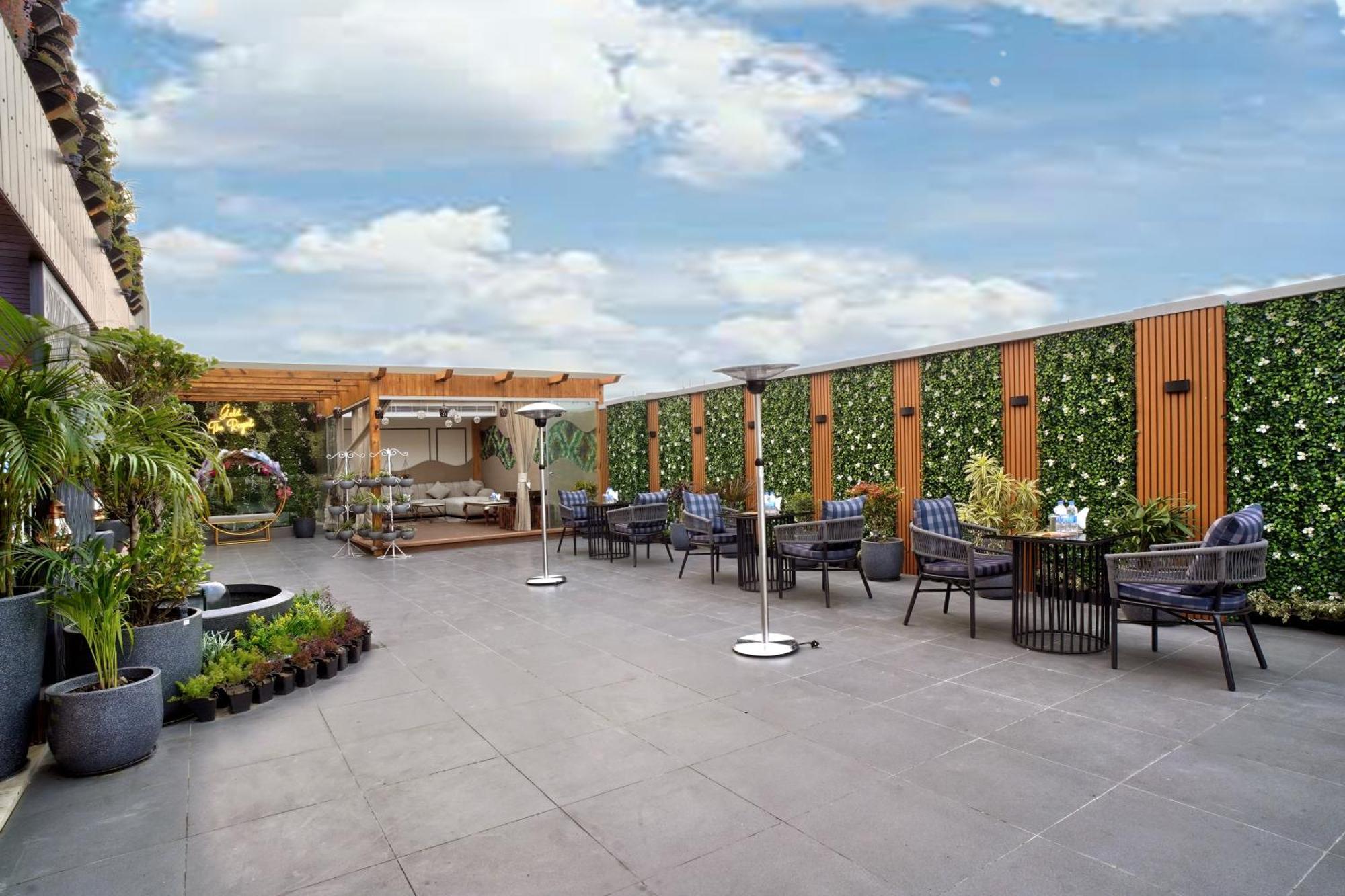 Newly Built Gold The Royal With Rooftop Restaurant - 2Mins Walk From New Delhi Rail Station & 5Mins From Connaught Place Dış mekan fotoğraf