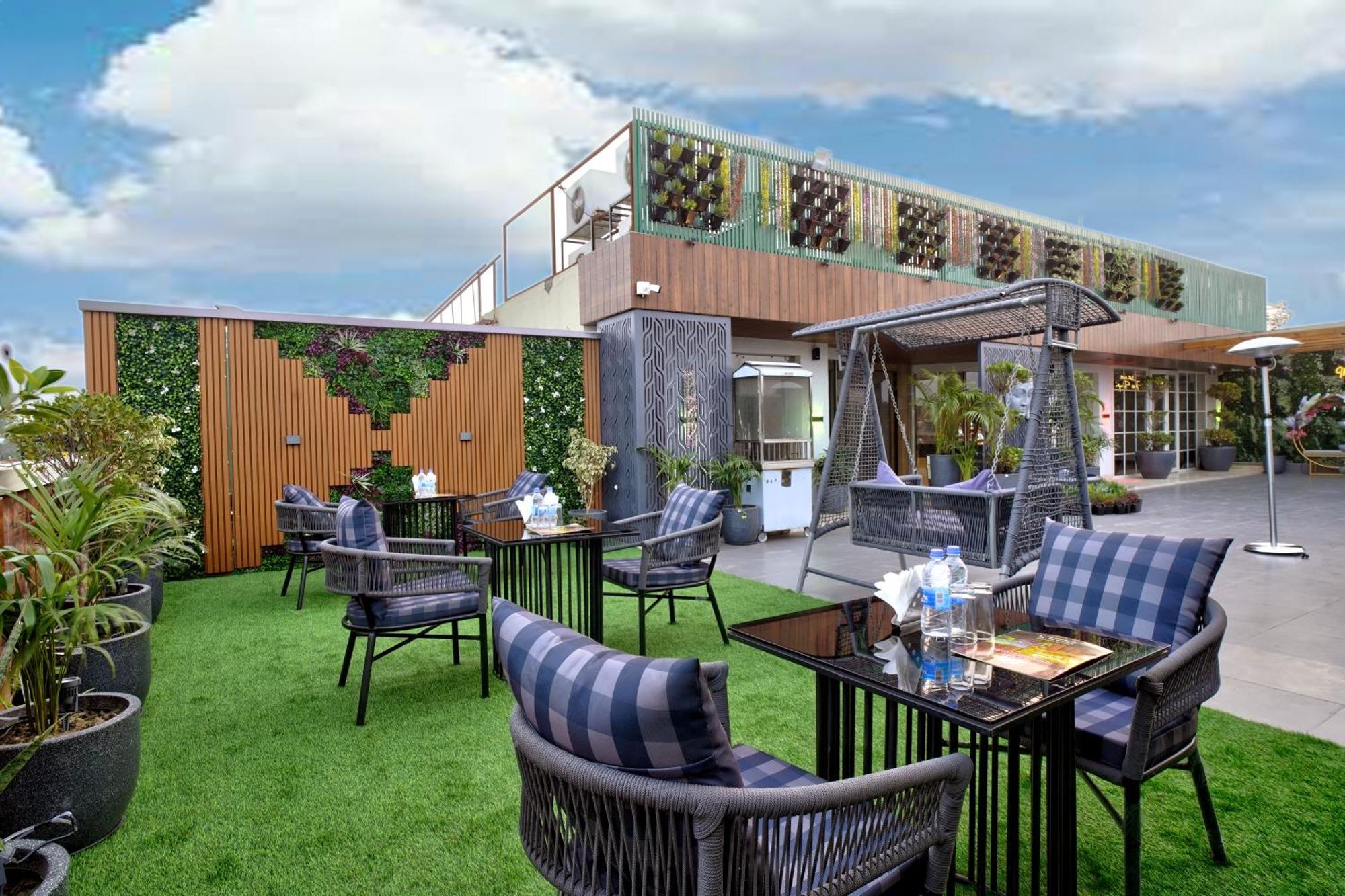Newly Built Gold The Royal With Rooftop Restaurant - 2Mins Walk From New Delhi Rail Station & 5Mins From Connaught Place Dış mekan fotoğraf