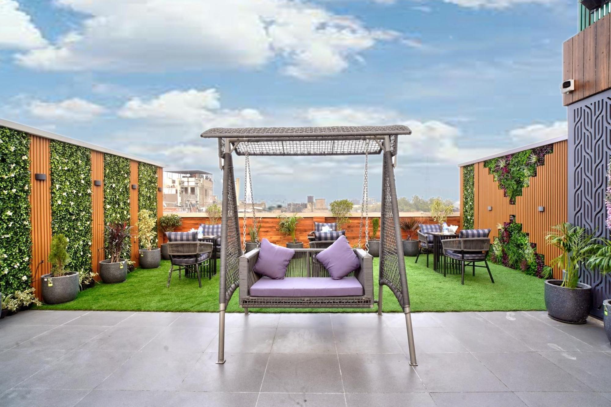 Newly Built Gold The Royal With Rooftop Restaurant - 2Mins Walk From New Delhi Rail Station & 5Mins From Connaught Place Dış mekan fotoğraf
