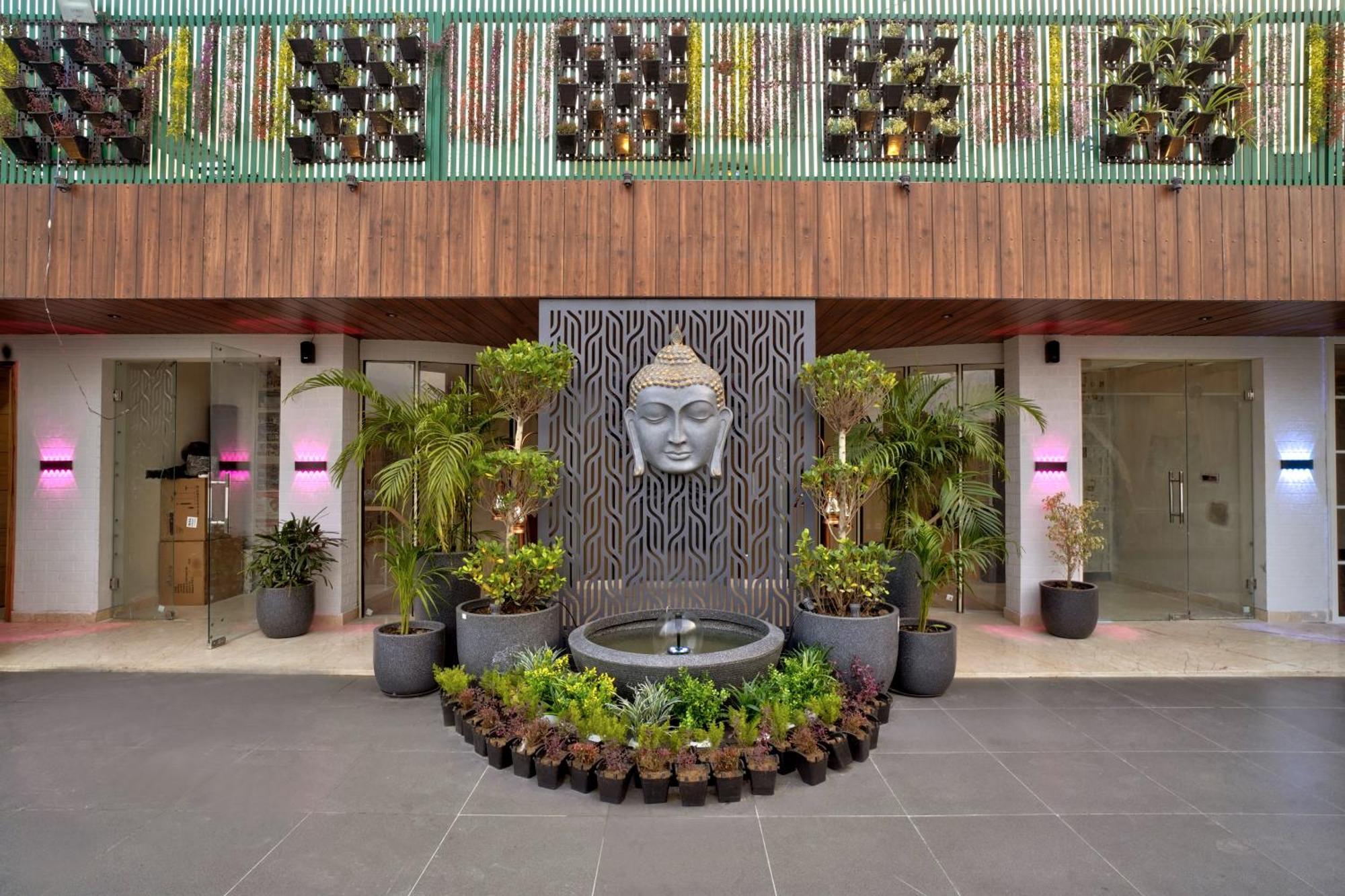 Newly Built Gold The Royal With Rooftop Restaurant - 2Mins Walk From New Delhi Rail Station & 5Mins From Connaught Place Dış mekan fotoğraf