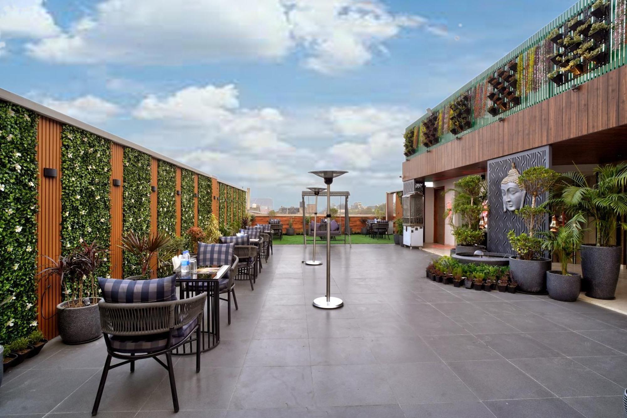 Newly Built Gold The Royal With Rooftop Restaurant - 2Mins Walk From New Delhi Rail Station & 5Mins From Connaught Place Dış mekan fotoğraf